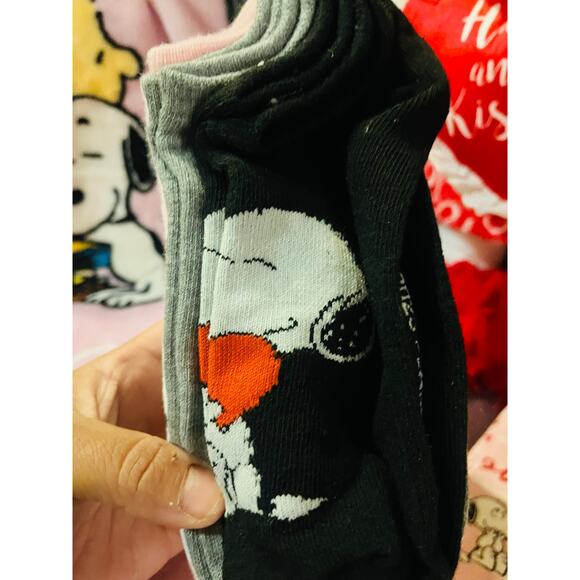 Snoopy Valentine’s Day / bundle lot love throw 50 by 70 with 1 9 pack of socks - Picture 9 of 13